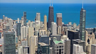 Chicago Illinois 17.10.2024. Michigan Gölü 'ne bakan Chicago Gökdelenleri. Chicago 'nun gökdelen yoğunluğundaki hava manzarası ikonik mimarisi ve Michigan Gölü ile gökdelen silueti