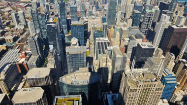 Chicago Illinois 17.10.2024. Chicago Gökdelenleri 'nin hava görüntüsü. Chicago şehir merkezinin yoğun gökdelenlerini gösteren yüksek açılı hava manzarası.