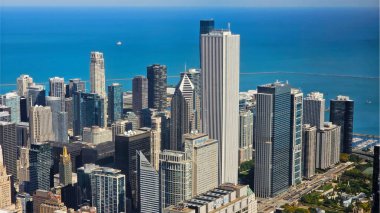 Chicago Illinois 17.10.2024. Michigan Gölü Arkaplanlı Chicago Gökdelenleri. Modern gökdelenlerin ve Michigan Gölü 'nün mimari simgelerinin yer aldığı Chicago gökdelenlerinin gökyüzü manzarası