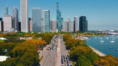 Chicago Illinois 17.10.2024. Sonbaharda Chicago Skyline ve Lakeshore Yolu. Chicago şehir merkezindeki hava manzarası Lakeshore Drive, sonbahar yeşillikleri ve Michigan Gölü 'ndeki açık gökyüzü altında tekneler.