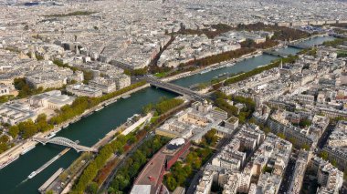 Paris 'in ve Seine Nehri' nin havadan görünüşü. Paris şehrinin nefes kesici hava manzarası genişleyen şehir manzarasını ve merkezden akan Seine Nehri 'ni gözler önüne seriyor.