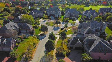 Chicago 'da bir yerleşim yerinin dairesel sokak düzeni. Chicago, Illinois 'de huzurlu bir yerleşim bölgesinin manzarası yükseldi. Etrafı lüks evlerle çevrili, manikürlü...