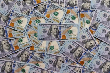 100 dolarlık banknotların bolluk içinde yerleşimi. Benjamin Franklin 'in birden fazla portresini içeren 100 dolarlık banknotlar dizisi