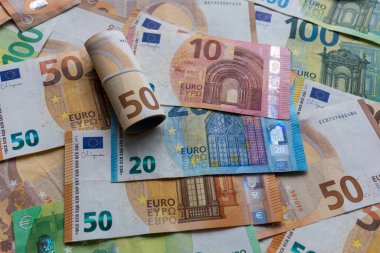 50 Euro 'luk banknotla karışık Euro banknotları. 50, 20 ve 10 Euro 'luk banknotlar da dahil olmak üzere renkli Euro banknotları koleksiyonu