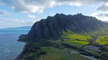 Hawaii 'deki Kualoa Dağları' nın havadan görünüşü, dramatik uçurumlar, yemyeşil vadi ve kıyı yolu.