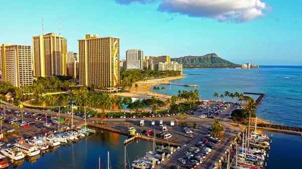 Elmas Kafa Manzaralı Waikiki Plajı Skyline. Honolulu 'daki Waikiki Sahili' nin havadan görünüşü, yüksek katlı oteller, bir marina ve uzaktaki Diamond Head krateri.