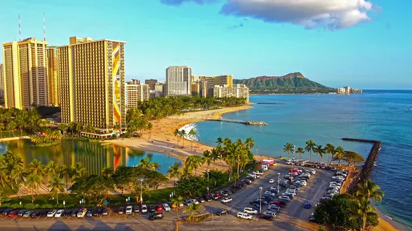 Honolulu, Hawaii 'deki Waikiki Plajı ve Diamond Head. Waikiki Sahili 'nin havadan görünüşü, yüksek binalı oteller, sahile yakın bir göl, park edilmiş arabalar, ve arka planda simgesel elmas başlıklı krater.