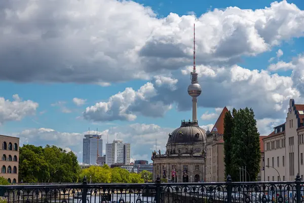 Almanya, Berlin, 26.05.2025, Berlin TV Kulesi ve Bode Müzesi ile gökyüzü. Berlins 'in ikonik Fernsehturm ve Spree Nehri boyunca uzanan tarihi Bode Müzesi dramatik yaz bulutları altında