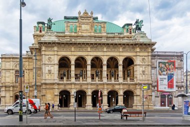 Viyana Devlet Operası, Viyana, Avusturya - 01 Ağustos, 2025. Trafik ve yayalarla Viyana Devlet Operası öngörünümü