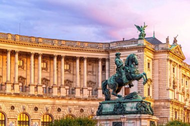 İmparator I. Franz Joseph 'in anıtı, Viyana, Avusturya - 01 Ağustos, 2025. İmparator I. Franz Joseph Anıtı Hofburg Viyana 'da. İmparator I. Franz Joseph 'in bronz heykeli Avusturya, Viyana' daki Hofburg Sarayı 'nın avlusunda duruyordu..