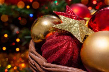 Noel ağacı için sepetteki kırmızı ve altın toplar
