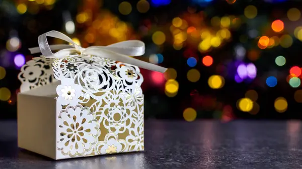 Caja Blanca Con Regalo Bajo Árbol Navidad Horizontal — Foto de Stock