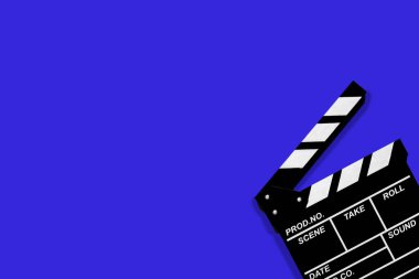 Mavi zemin üzerinde video ve film çekmek için film alkış tahtası metin için yeterli alan