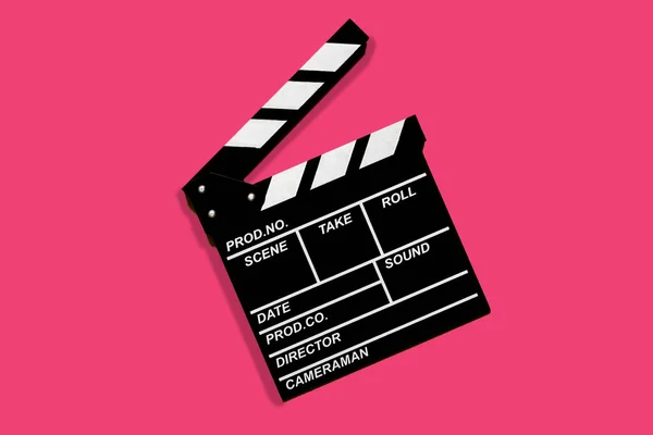 ビデオ映像を撮影するためのクラッパーボードはピンクの背景を取ります — ストック写真