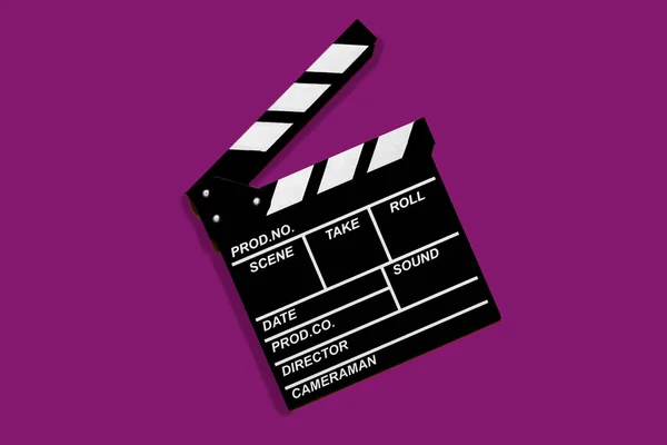 ビデオ映像を撮影するためのクラッパーボードは紫色の背景を取ります — ストック写真
