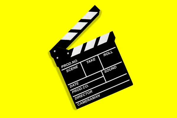 ビデオ映像を撮影するためのクラッパーボードは黄色の背景を取ります — ストック写真