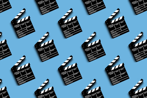 доска для съемки видео и фильмов на синем фоне
