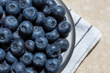 Mavi böğürtlenler bir kâse üst manzarada
