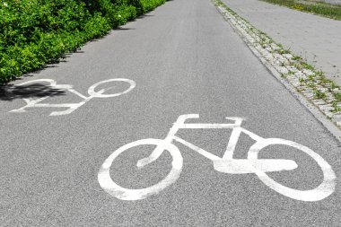Asfalta beyaz boya sürülmüş bisiklet yolu işareti