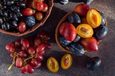 Pembe üzümler ve erikler, mavi üzümler ve erikler.