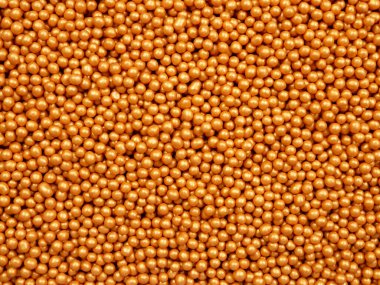 Pasta süslemeleri için altın boncuklar. Şekerleme süslemeleri. arka plan dokusu. altın toplar