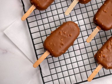 Çikolata kaplı fındıklı dondurmanın en iyi görüntüsü.