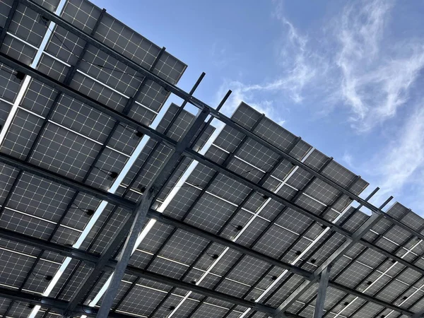 Elektrik üretimi için fotovoltaik paneller. Güneş pili. Yenilenebilir enerji kaynakları. Yeşil enerji.