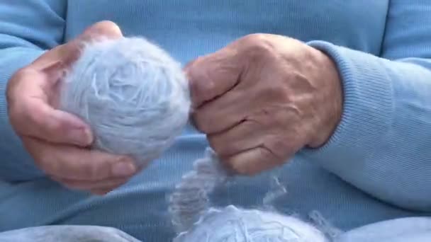 一个拿着羊毛线的老太婆的手一个手里拿着针织的女人编织理念 退休无忧无虑的生活 — 图库视频影像