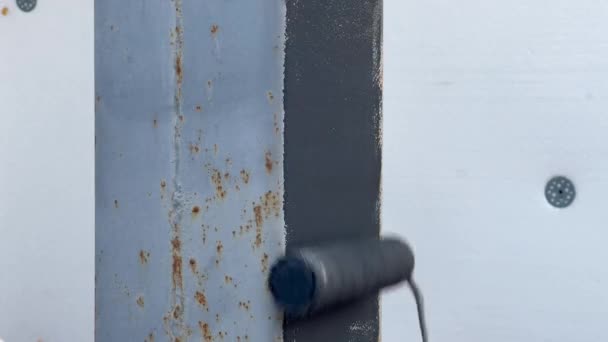 Canhoto Uma Luva Azul Pinta Colunas Metálicas Com Rolo Conceito — Vídeo de Stock