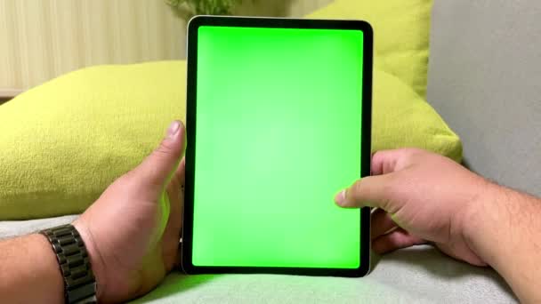 Tablet Mit Grünem Bildschirm Der Hand Telefon Mit Grünem Bildschirm — Stockvideo