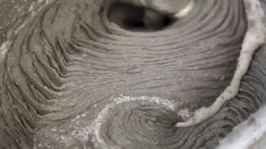 Kuru binaları mikserlerle karıştırıyorum. İnşaatı bitirmek için ıslak harç karışımı. Aracın dönüşünü kapat. Karışımlar için karıştırıcı.