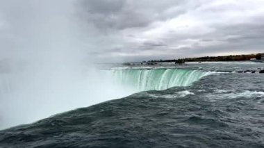 Niagara Şelalesi. Niagara Şelalesi 'ndeki Kraliçe Victoria Parkı' ndaki Table Rock 'tan Horseshoe Şelalesi manzarası. Kanada mı? Kuş Niagara Şelaleleri üzerinde uçuyor.