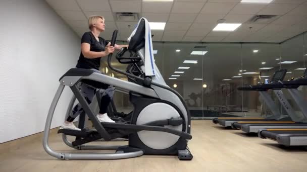 여자는 체육관에서 스테퍼 기계에 체육관에 Orbitrek에 피트니스 센터에서 프로그램을 건강과 — 비디오