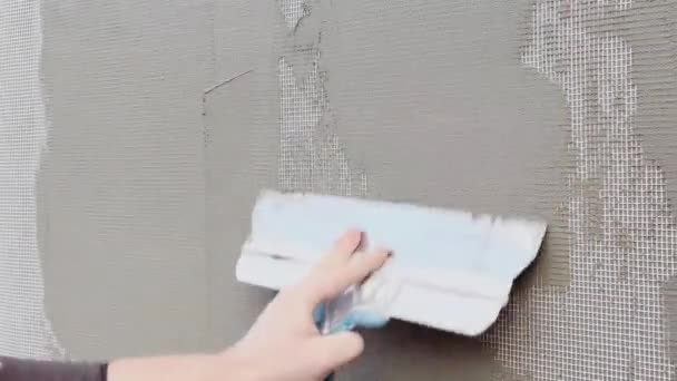 Elle Macun Bıçağıyla Yapıştırılmış Bir Duvara Yakın Çekim Duvarı Bitirmeden — Stok video