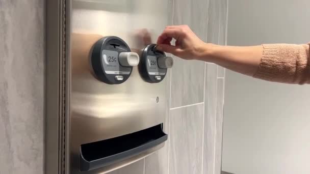 Kauf Eines Sanitärtampons Verkaufsautomaten Mit Medizinischem Tampon Eine Frauenhand Steckt — Stockvideo