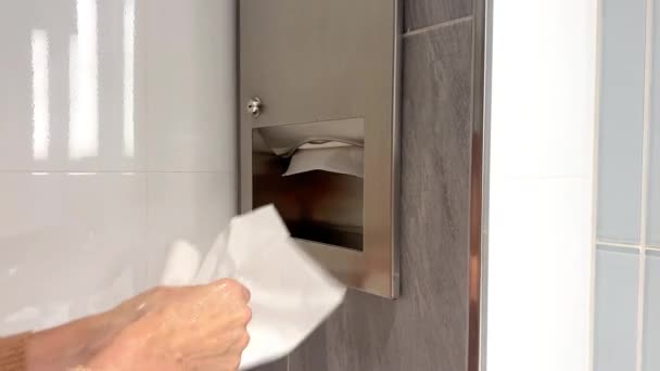 Zbliżenie Kobiecych Dłoni Wyciągających Papierowe Serwetki Pudełka Montowanego Ścianie Biały — Wideo stockowe