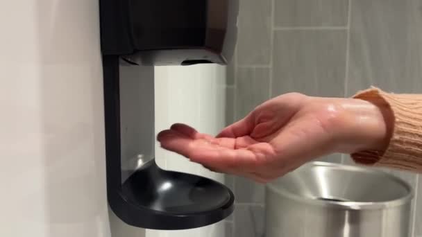 Närbild Kvinna Händer Behandlas Med Antiseptisk Från Väggmonterad Dispenser Touch — Stockvideo
