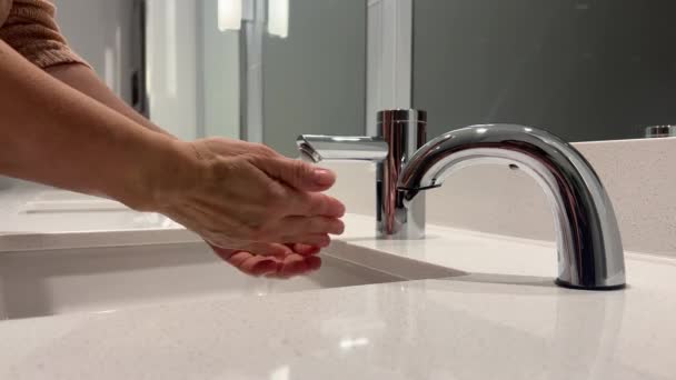 Handtvätt Vit Tvättställ Och Kran Granitbänk Med Handtvätt Kvinna Tvättar — Stockvideo