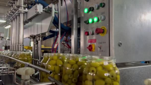 Oliven Auf Der Verpackungslinie Herstellung Und Abfüllung Von Marinade Glasgefäßen — Stockvideo