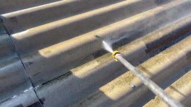 Plaketten eski bir çatıyı temizleme işlemi. Ekolojik yüzey tedavisi. Eski şeyler için ikinci bir hayat. Otomatik basınç yıkama reklamları için bir şablon. Ekonomi ve çevre