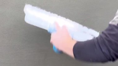 Metal bir spatula kullanarak macunu beton duvara sür. Bina cephesini tamamlamada modern teknolojiler. Dairelerin, binaların tamiri. Onarım ve yalıtım hizmetleri. Boş alan