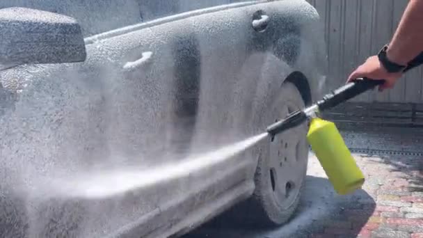 Powłoka Piankowa Samochodu Myjką Wysokociśnieniową Otwórz Myjnię Proces Nakładania Pianek — Wideo stockowe