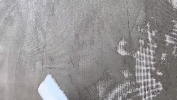 Der Prozess Mit Einem Metallspachtel Spachtel Auf Eine Wand Aufzutragen — Stockvideo