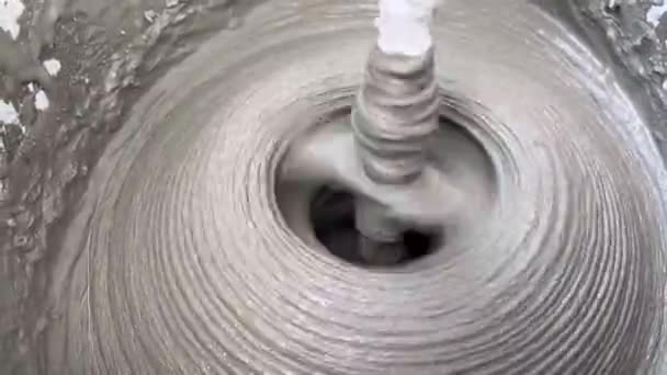 Смешивание Цементного Раствора Смесителем Ведре Крупным Планом Текстура Смешанного Раствора — стоковое видео