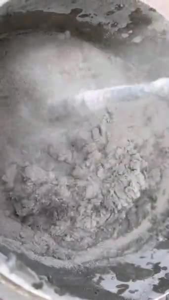 用电钻和搅拌机搅拌混凝土 将湿混凝土 砂浆与施工搅拌器混合时的纹理 液态混凝土表面 — 图库视频影像