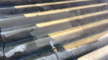 Su basıncının kapanması toprağı temizliyor. Yıllar süren katmanlardan çatıyı temizleme süreci. Tahta tavandan basınçlı çamaşır makinesiyle kiri temizliyorum. Reklam işleri için şablon