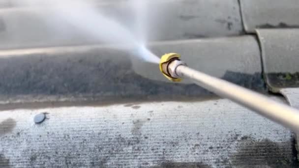 Zbliżenie Ciśnienia Wody Usuwające Brud Proces Oczyszczania Dachu Usuwanie Brudu — Wideo stockowe