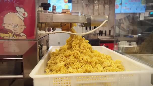 フィッシャーパスタを作る イタリア製のパスタを作るために使用される機械 Raw Fusilliはプライベートレストランで作られています 食糧生産について フットコートでパスタを作る機械のクローズアップ — ストック動画