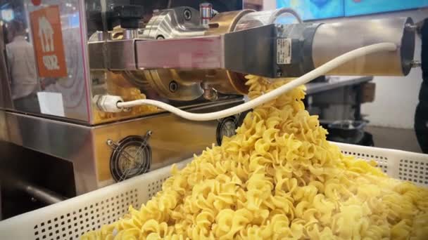 Виготовлення Макаронних Виробів Машині Виготовлення Пасти Raw Fusilli Готується Приватному — стокове відео
