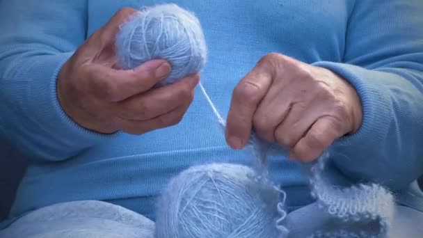 Ältere Frau Hause Mit Garnstrickkleidung Lieblingsbeschäftigung Und Zeitvertreib Strickkonzept Ruhiges — Stockvideo